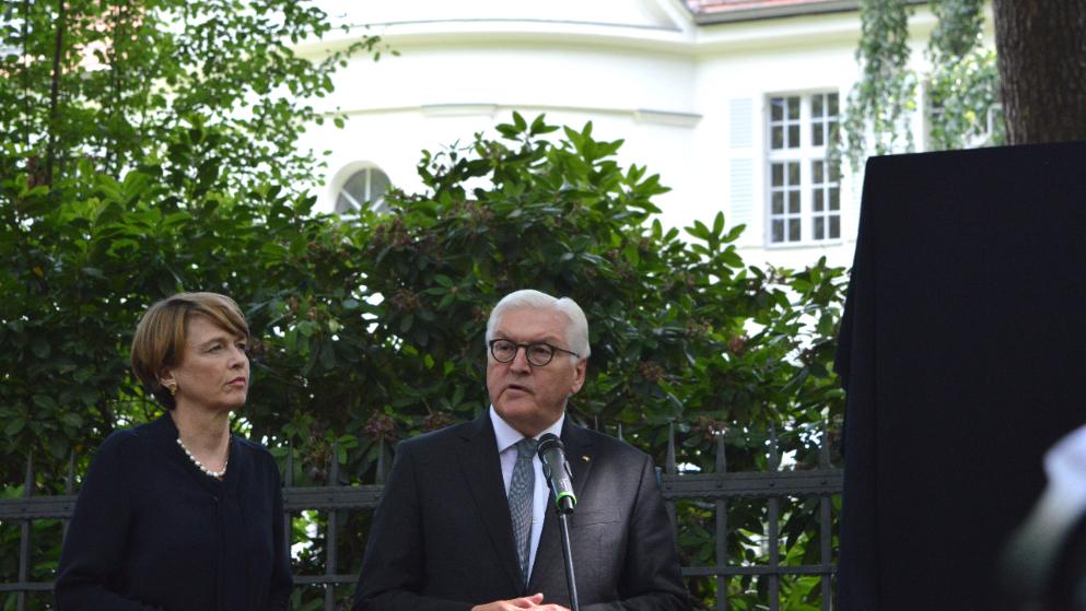 Steinmeier enthüllt Gedenktafel an Dienstvilla